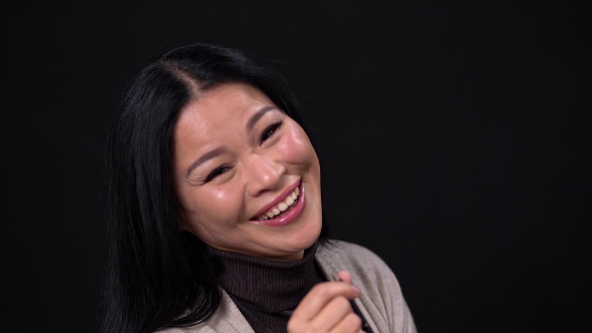微笑的亚洲人用笔抚摸她的脸视频的预览图