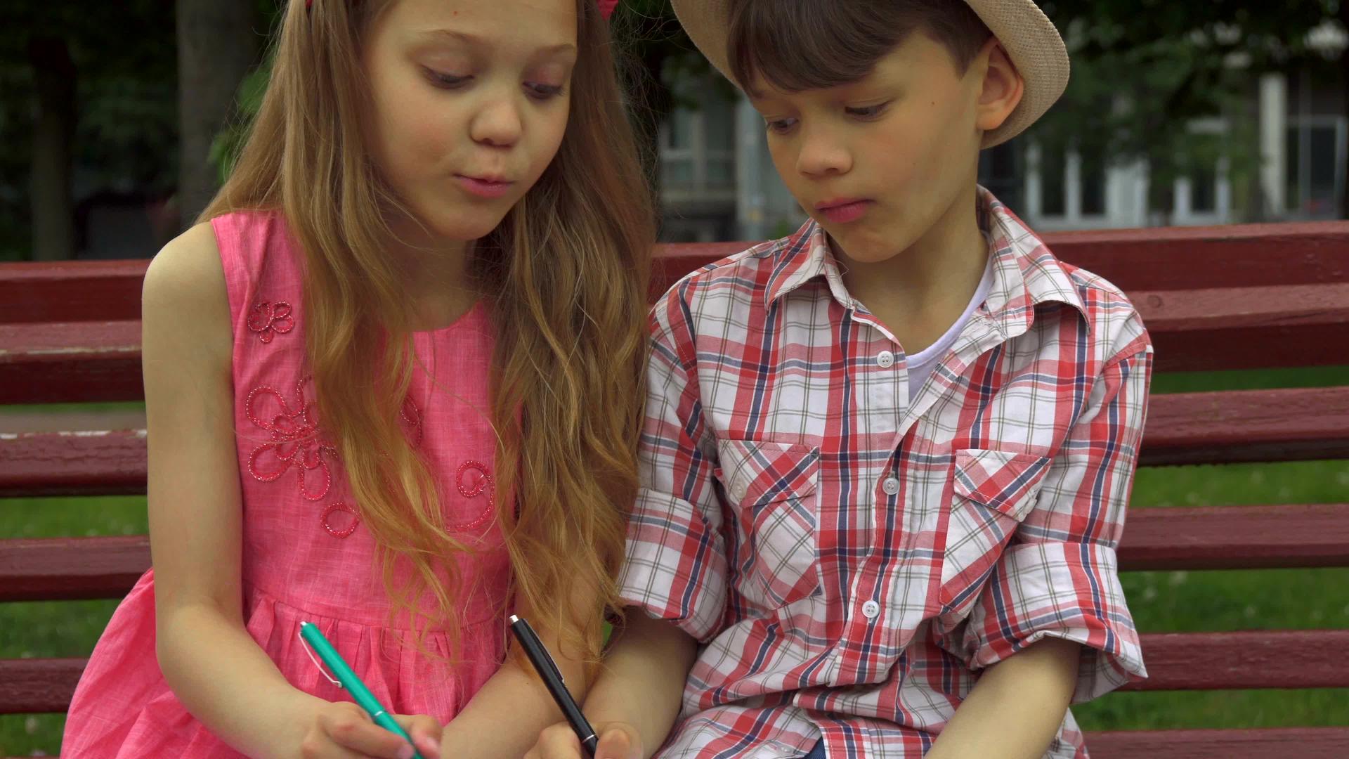 孩子们在相册中一起在长椅上画相册视频的预览图