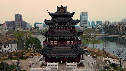 4K航拍黄昏下的武汉新地标紫阳公园紫阳阁视频的预览图