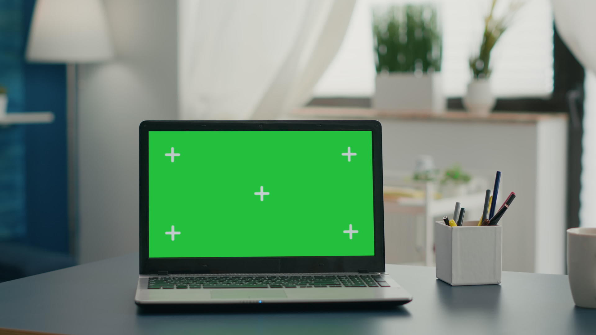 笔记本电脑站在家庭办公室配备绿屏染色钥匙视频的预览图