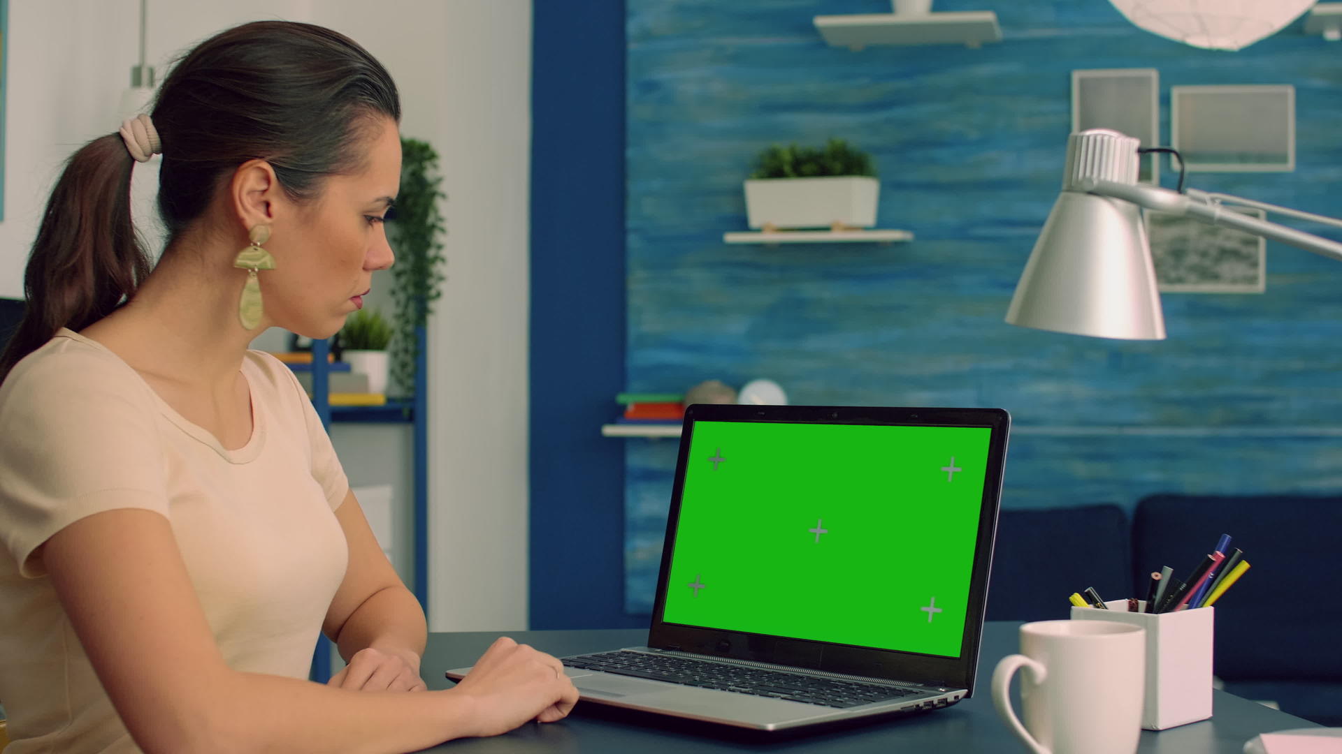 在线共聚项目中使用膝上计算机工作的商业女商人视频的预览图