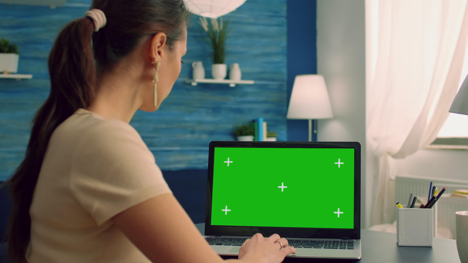女性使用电脑笔记本电脑打字模拟绿色屏幕染色体显示视频的预览图