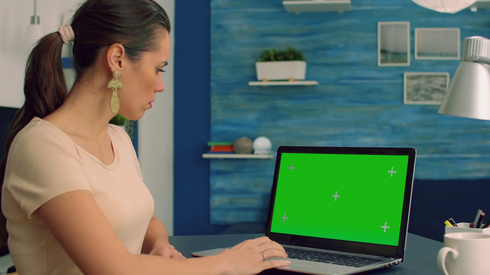 在家庭办公室销售项目中使用膝盖计算机工作的商业女性视频的预览图