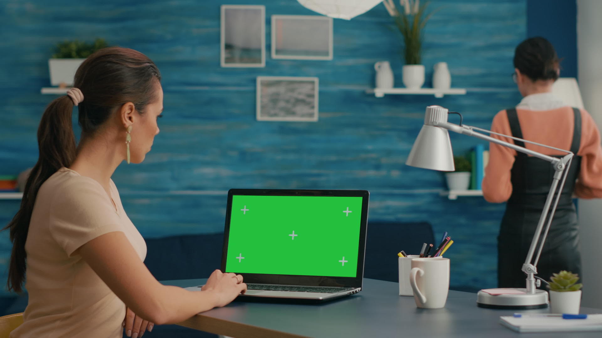 自由自由职业者使用计算机并模拟绿色屏幕染色仪密钥视频的预览图
