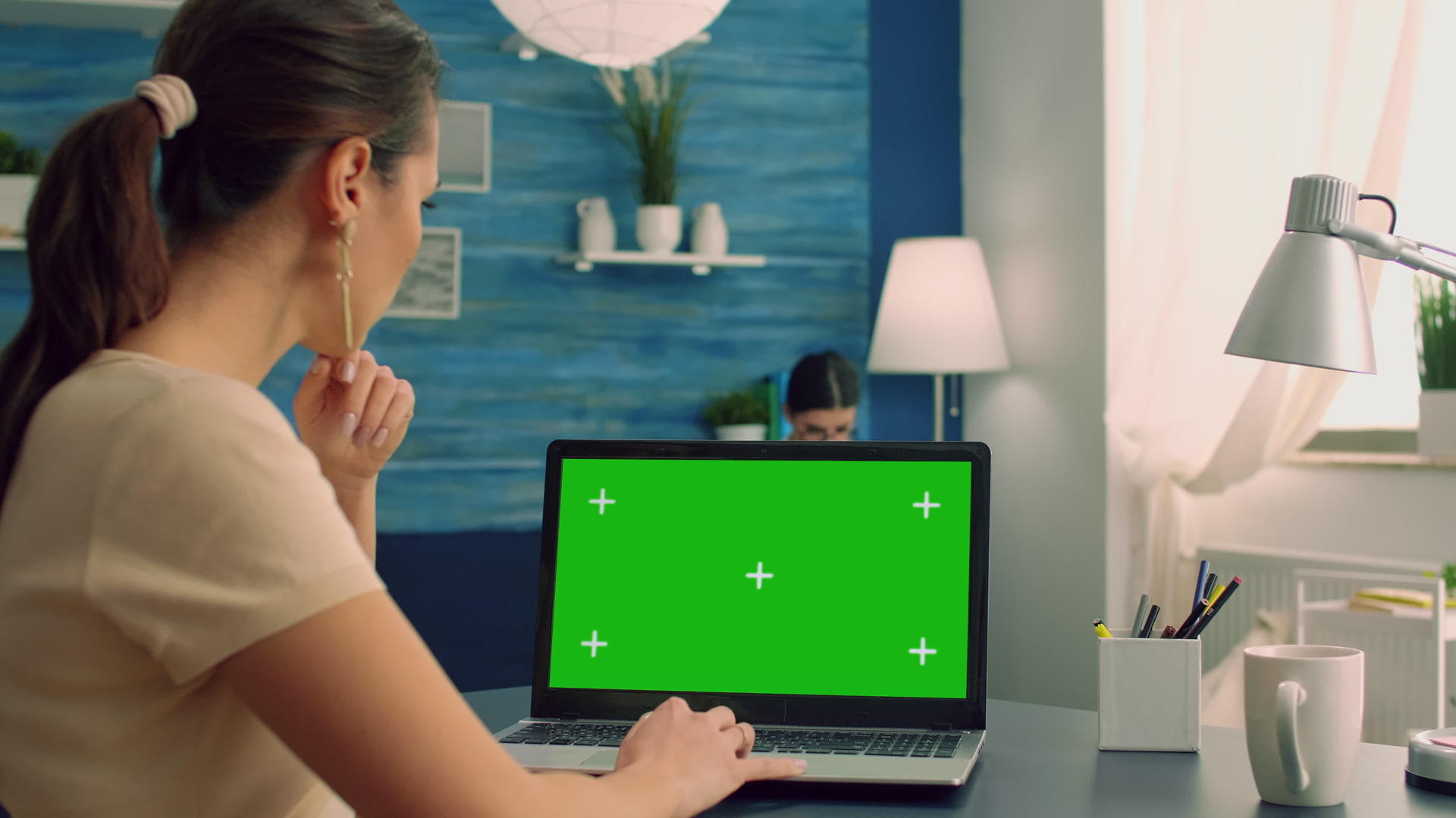 使用绿色屏幕铬钥匙显示模型查看笔记本电脑的自由职业者视频的预览图