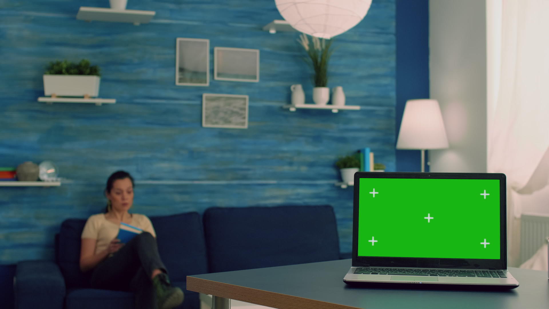 女性从事笔记本电脑工作模拟绿色屏幕染色体视频的预览图