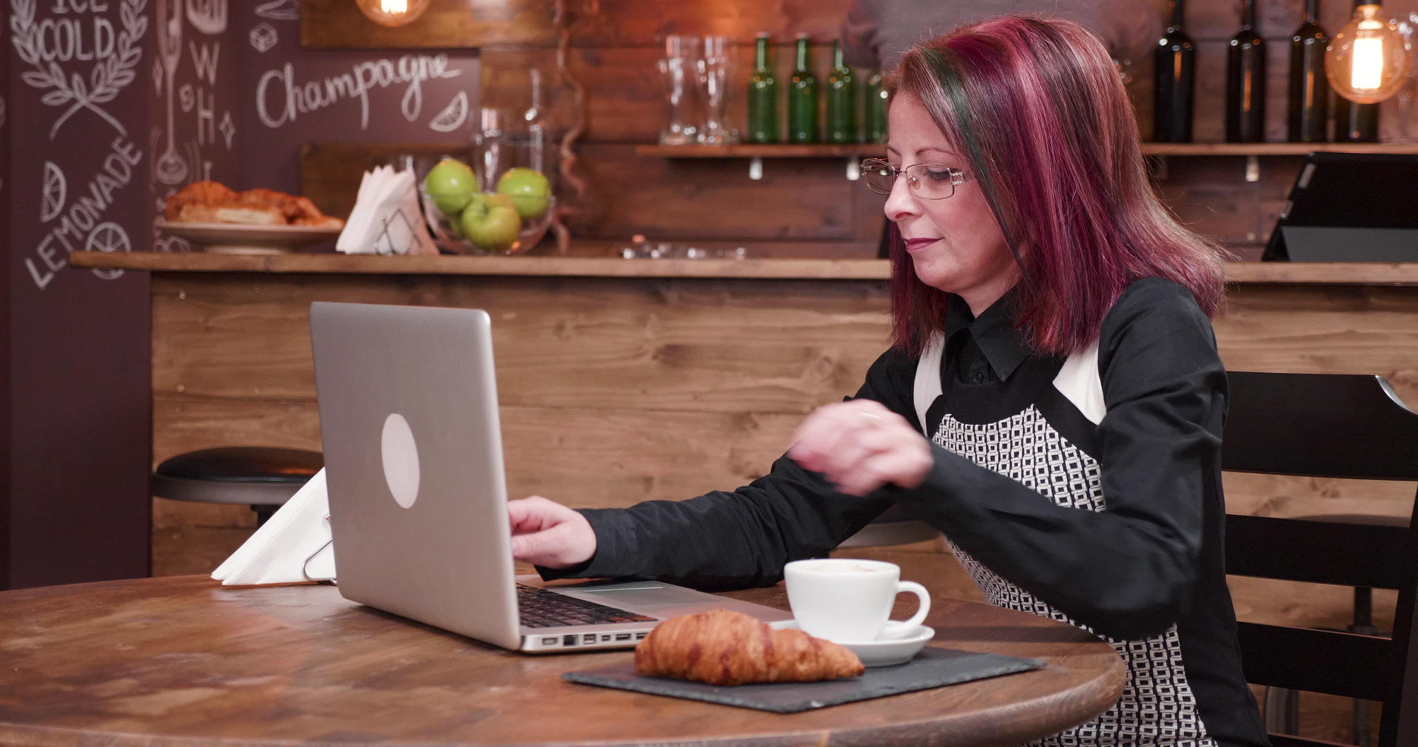 女性在玩笔记本电脑键盘时喝咖啡视频的预览图