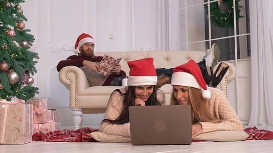 有成年女孩的家庭在家享受新年前夕视频的预览图