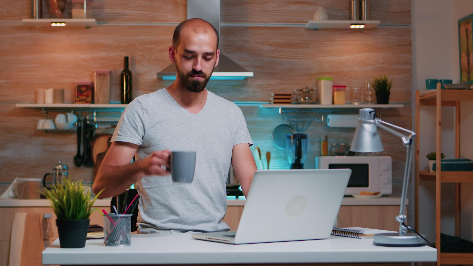 自由职业者在家工作喝咖啡视频的预览图