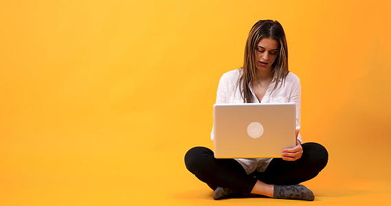 年轻女性坐在笔记本电脑上视频的预览图
