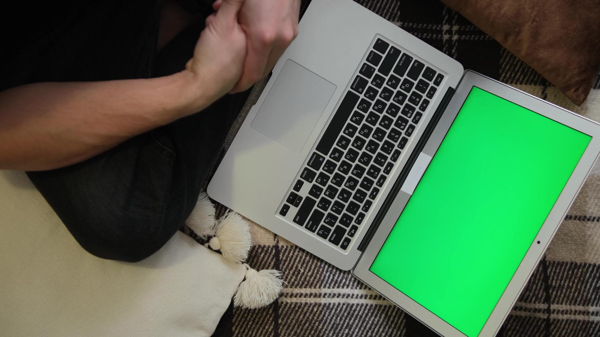 远程工作绿色笔记本电脑屏幕选择性软焦点远程教育概念视频的预览图