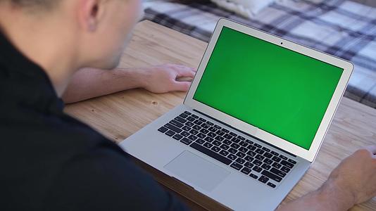 绿色笔记本电脑屏幕有选择性的软焦点远程教育概念视频的预览图