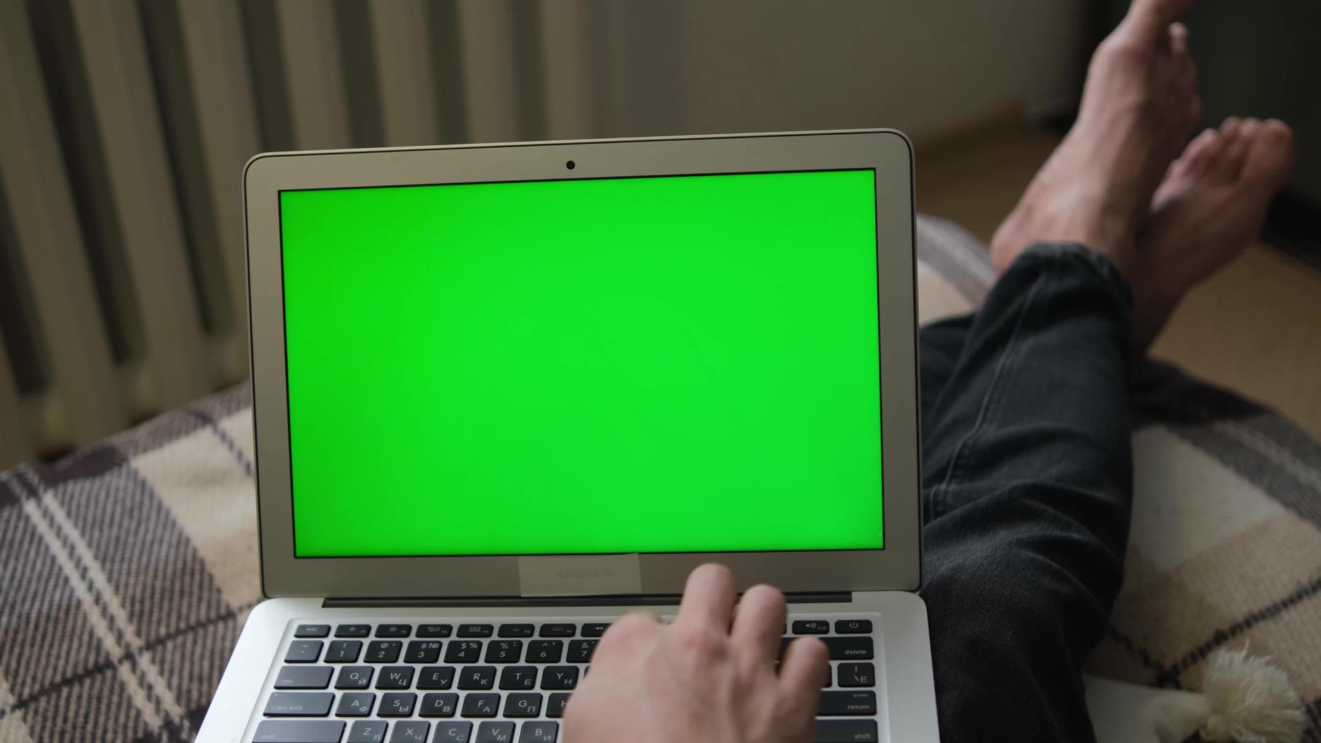 远程工作绿色笔记本电脑屏幕有择软焦点远程教育视频的预览图