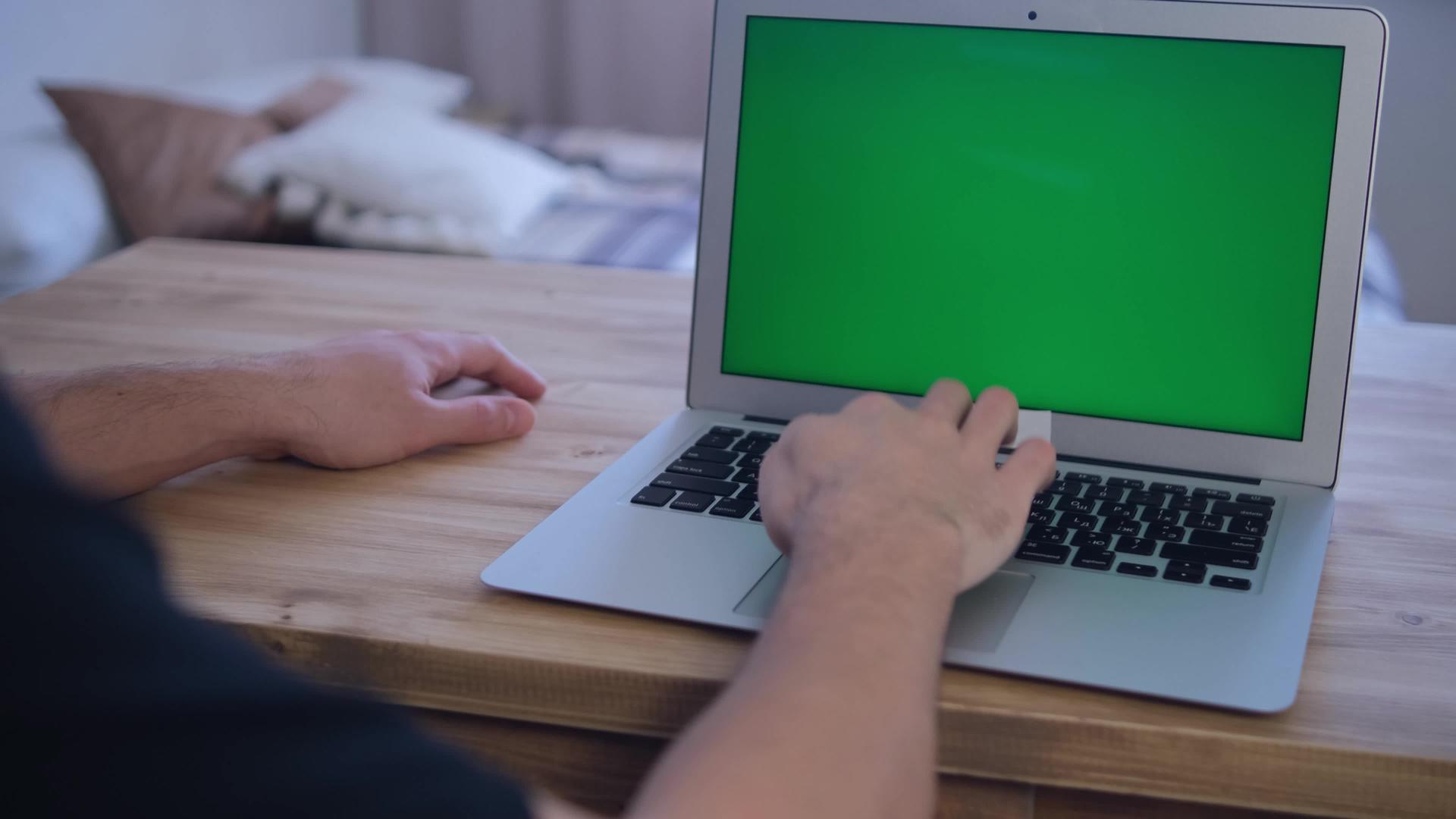 绿色笔记本电脑屏幕有选择性的软焦点远程教育概念视频的预览图