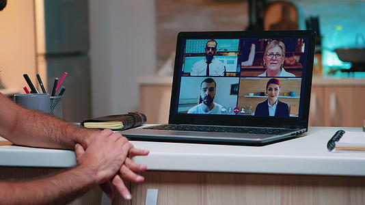 远程雇员在家工作时举行电视会议视频的预览图