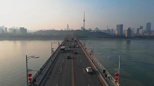 4K航拍节日挂满红灯笼的桥梁和城市交通视频素材视频的预览图