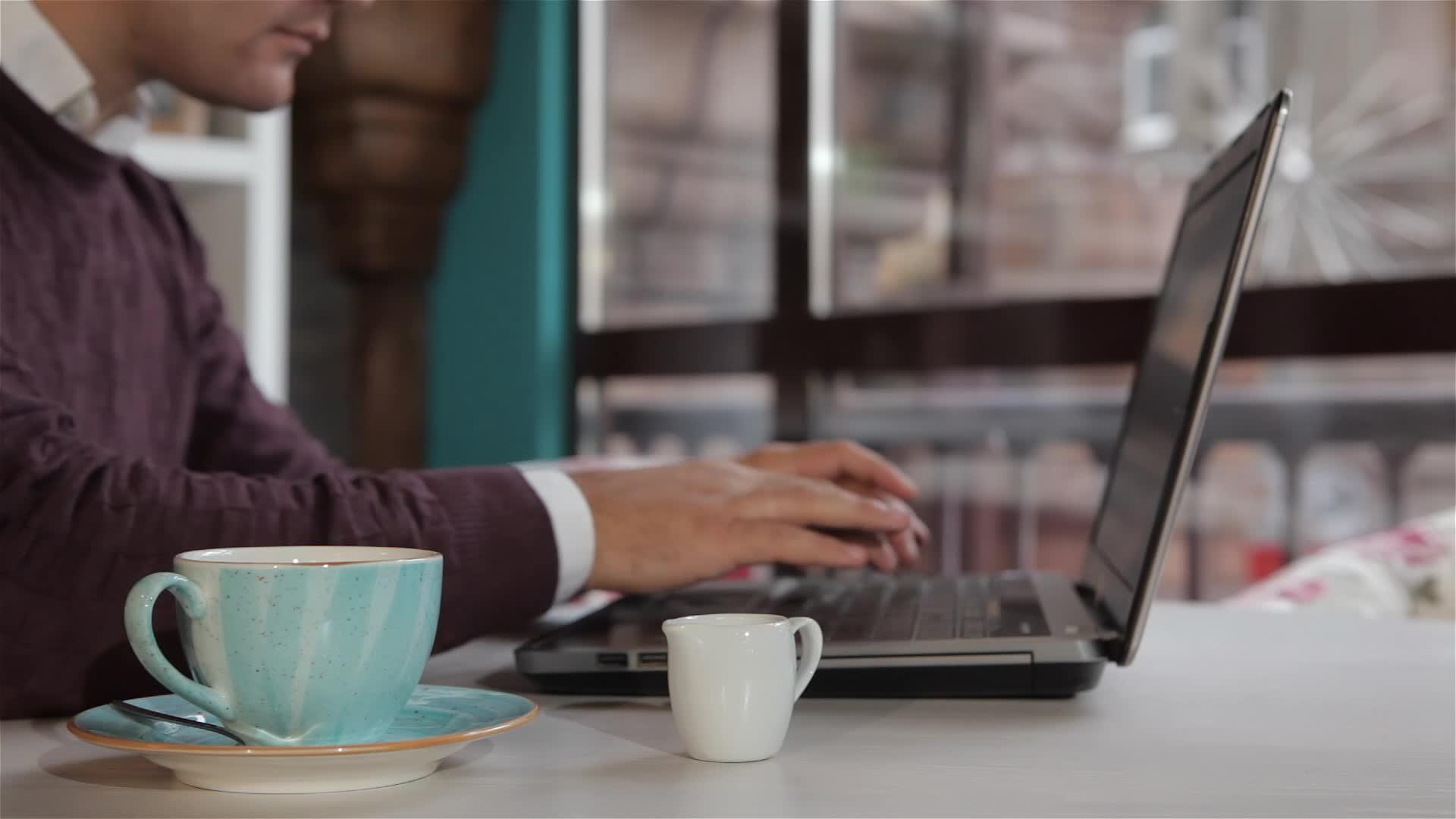 男人在咖啡馆的咖啡里加牛奶视频的预览图