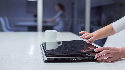 年轻女性在家用笔记本电脑工作视频的预览图
