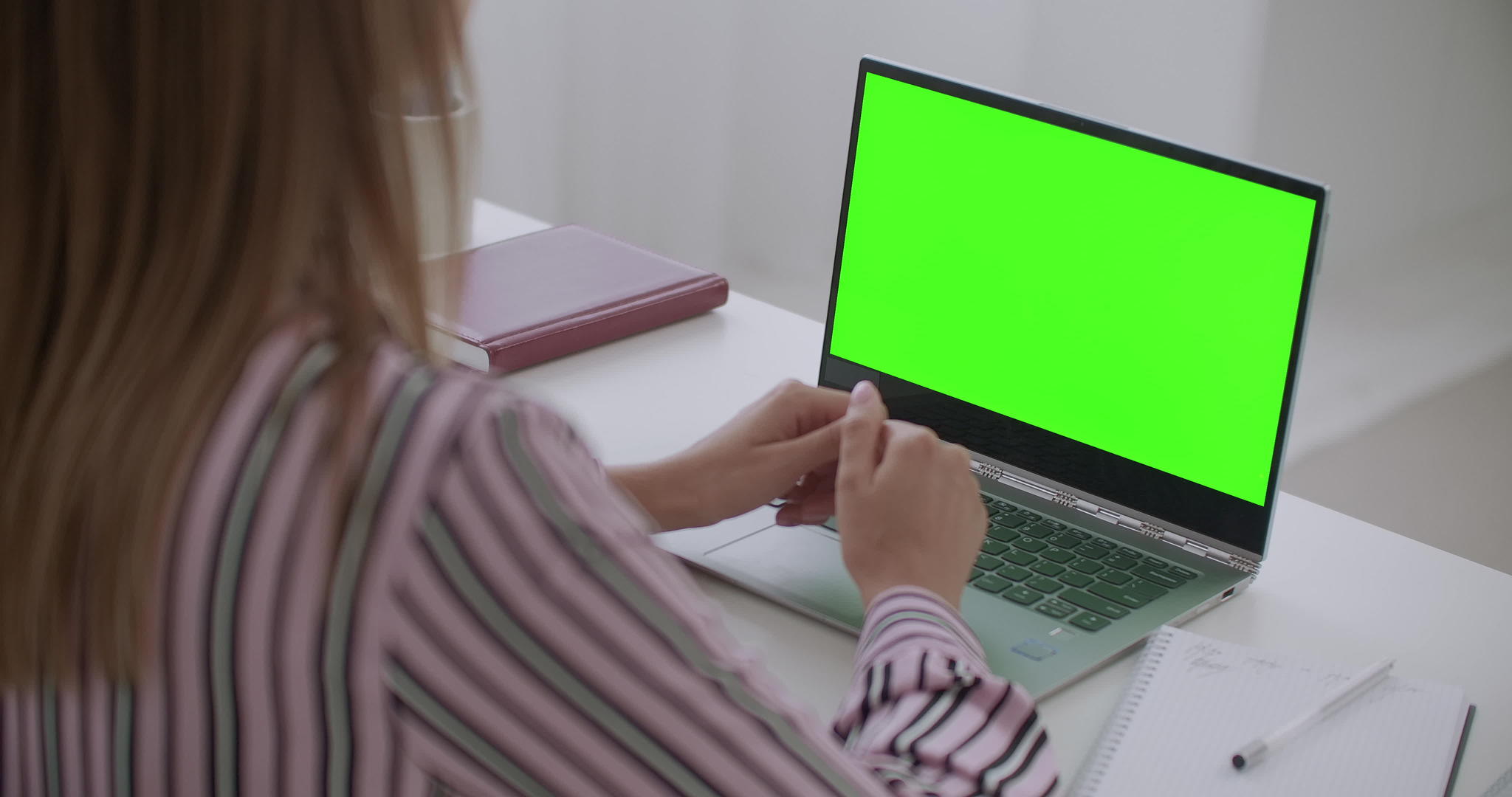 在学习或工作的女性工作表上有一个关键的染色体技术绿屏视频的预览图