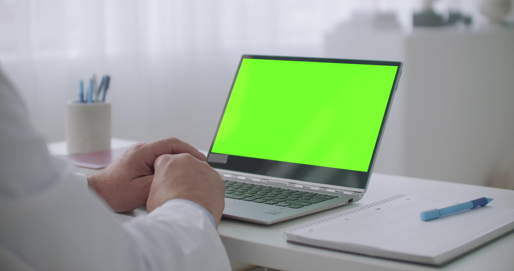 带屏笔记本电脑用于医生桌上的色度关键技术和观看视频的预览图