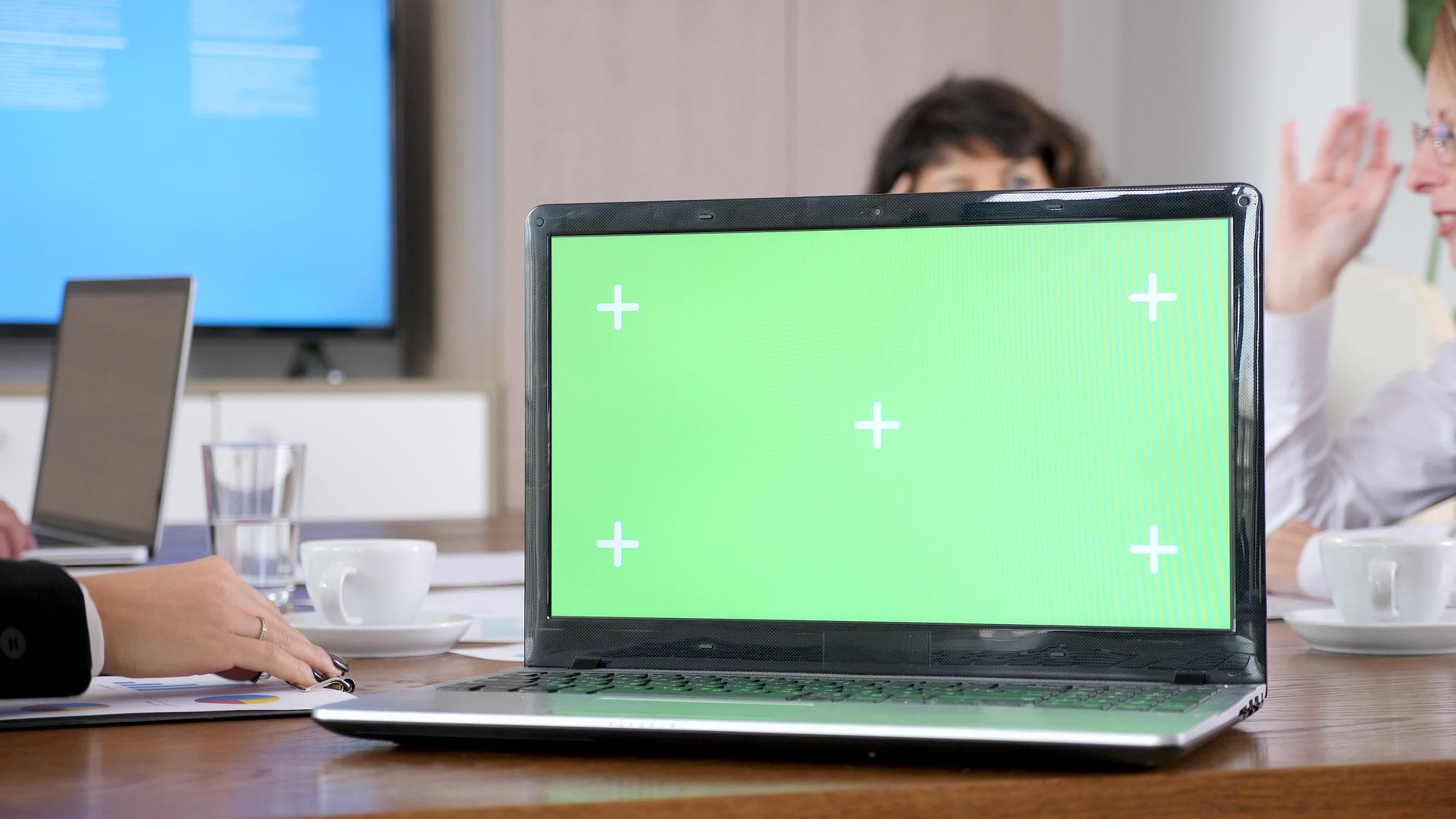 在会议室的一张桌子上用绿色屏幕染色体模拟电脑视频的预览图