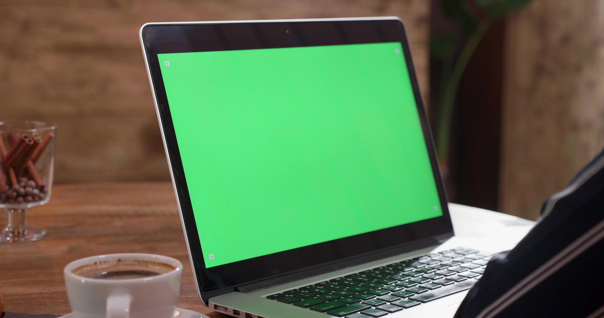 在一个小酒吧里用绿色屏幕看笔记本电脑视频的预览图