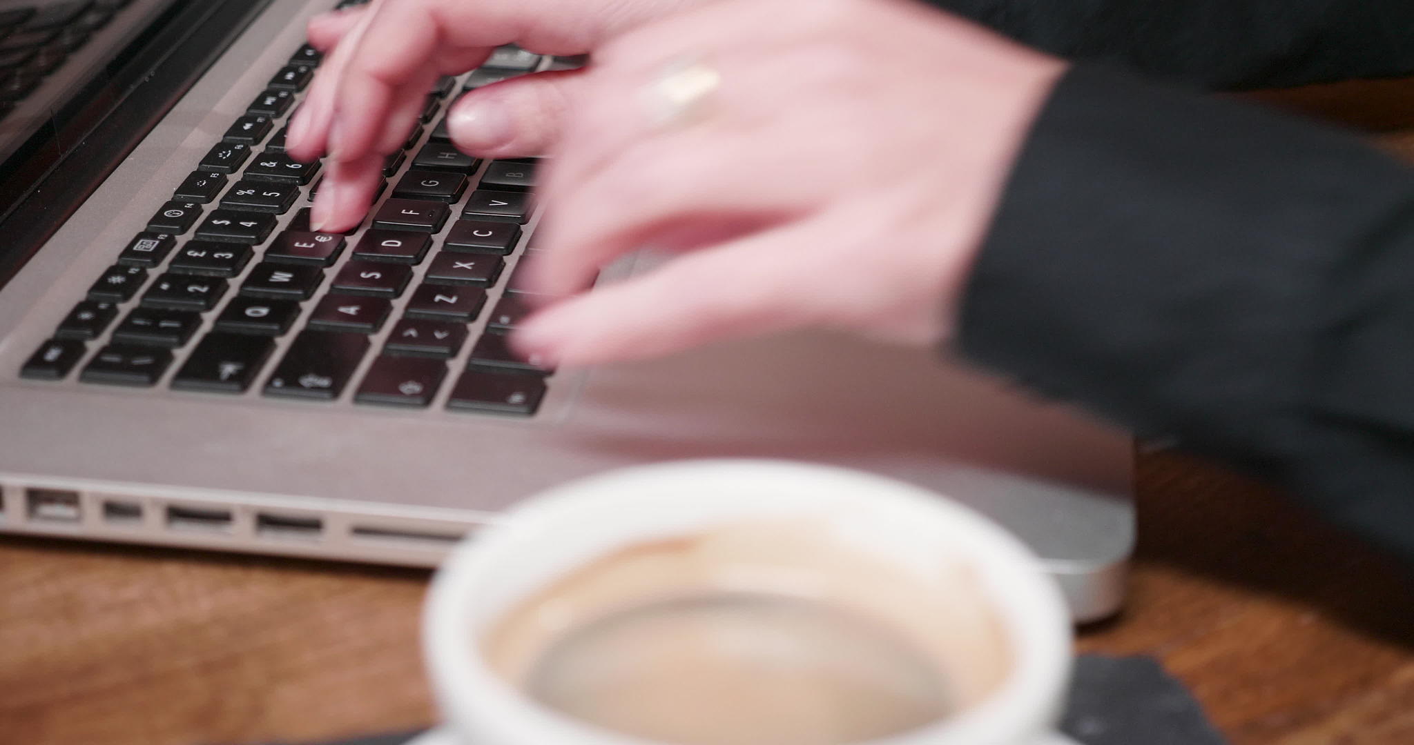 女人用手在电脑键盘上打字视频的预览图