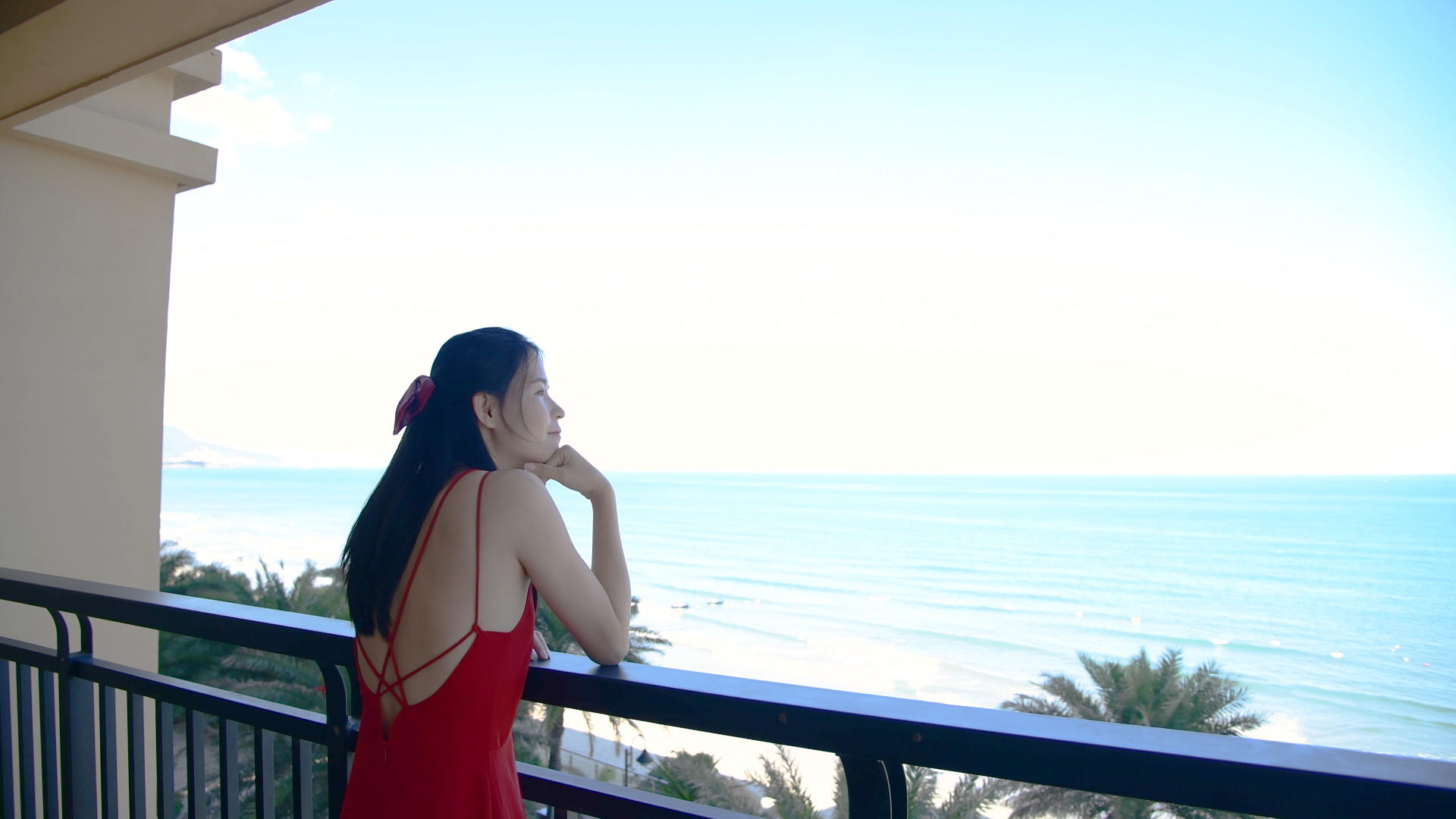 4K海景房阳台上的少女视频的预览图