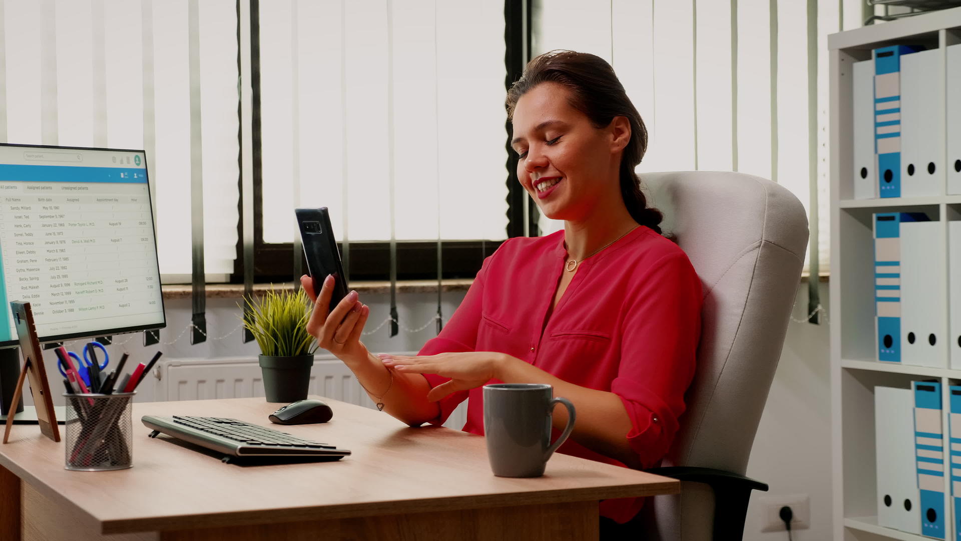商业女性在笔记本电脑上打字时窒息视频的预览图