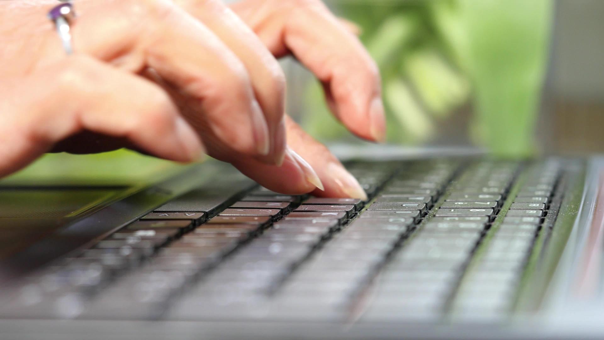 女性使用笔记本电脑打字视频的预览图