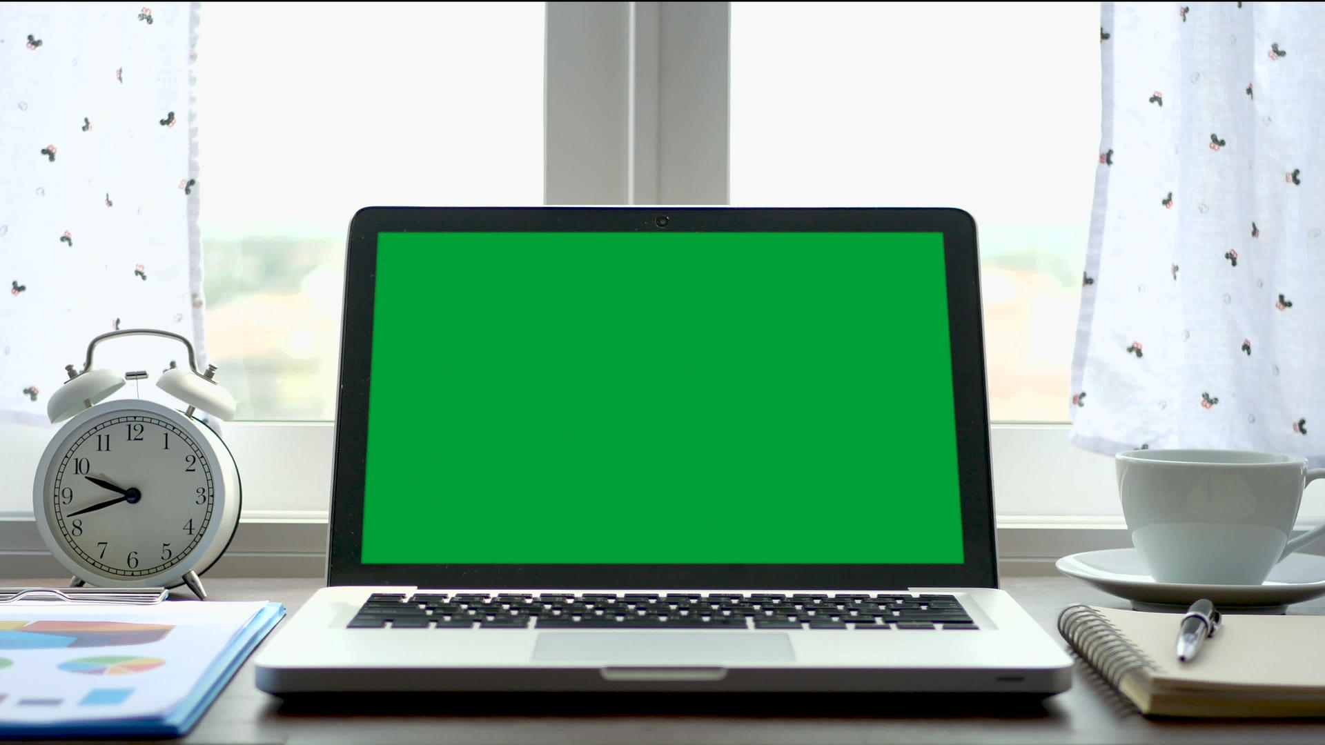 4k手提笔记本电脑在窗户附近的工作台上安装绿色视频的预览图