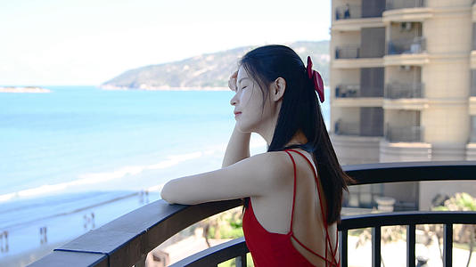 4K海景房阳台上的少女视频的预览图