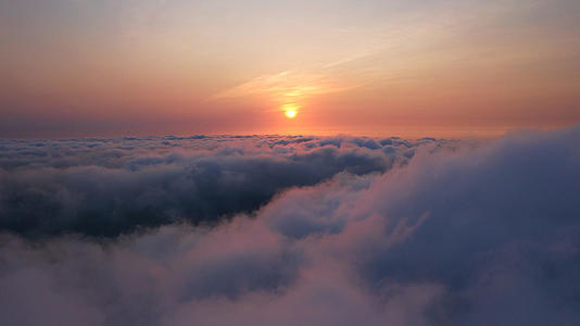 5K唯美航拍平流层云海日出风光视频的预览图
