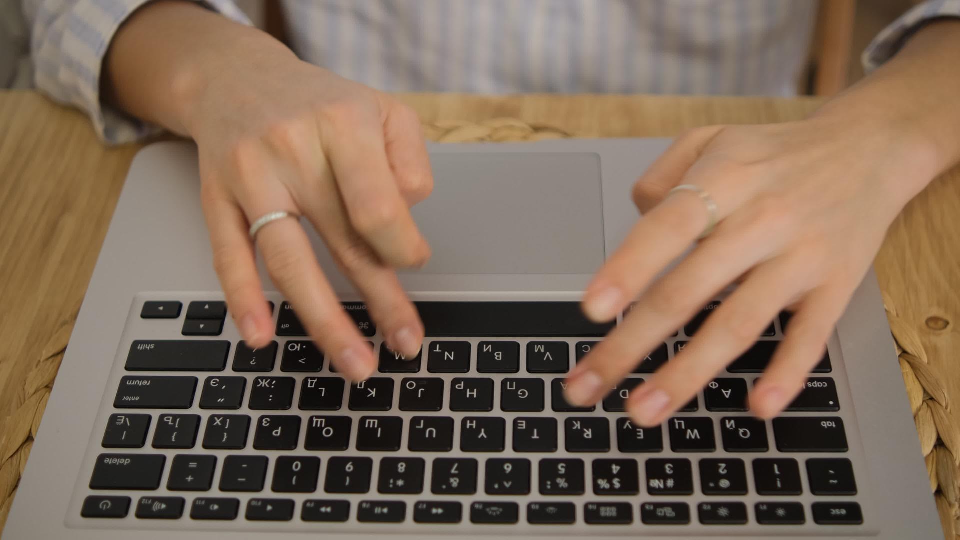在键盘上工作远程工作打字笔记本电脑女人有选择视频的预览图