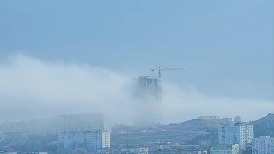 城市风景中的白雾在城市中飘荡视频的预览图