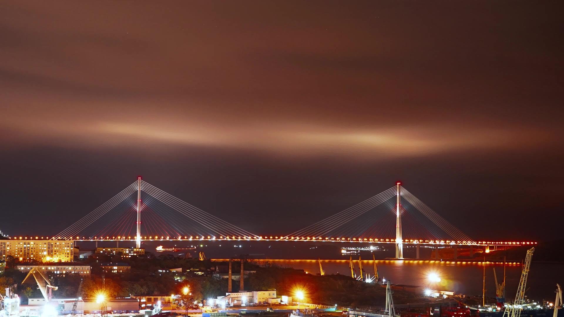 在长长的伏拉迪沃斯托克的夜景中你可以看到港口和俄罗斯桥视频的预览图