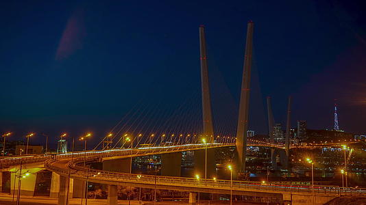 在俄罗斯符拉迪沃斯托克金桥的日落游戏中时光倒流的城市视频的预览图