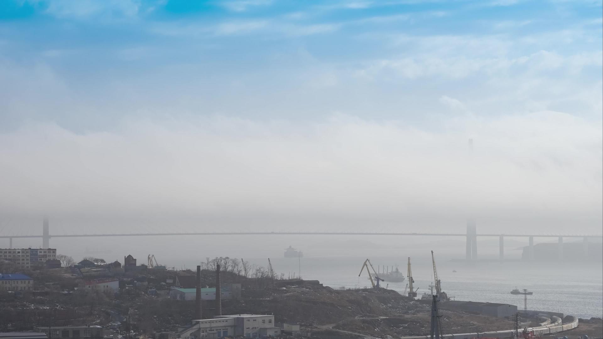 俄罗斯桥上的白雾维拉迪斯托克视频的预览图