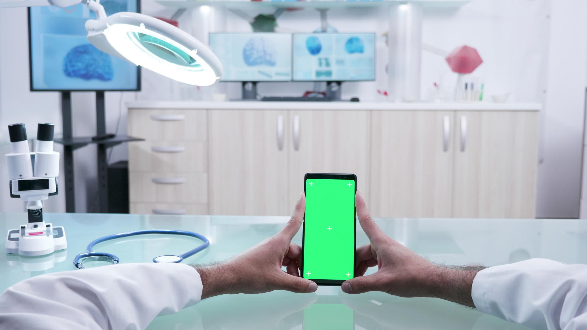 男性手持绿色屏幕模拟器的手机视频的预览图