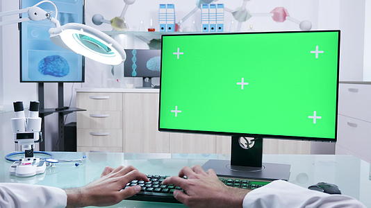 男医生用绿色屏幕模拟打字机的第一张手掌视频的预览图
