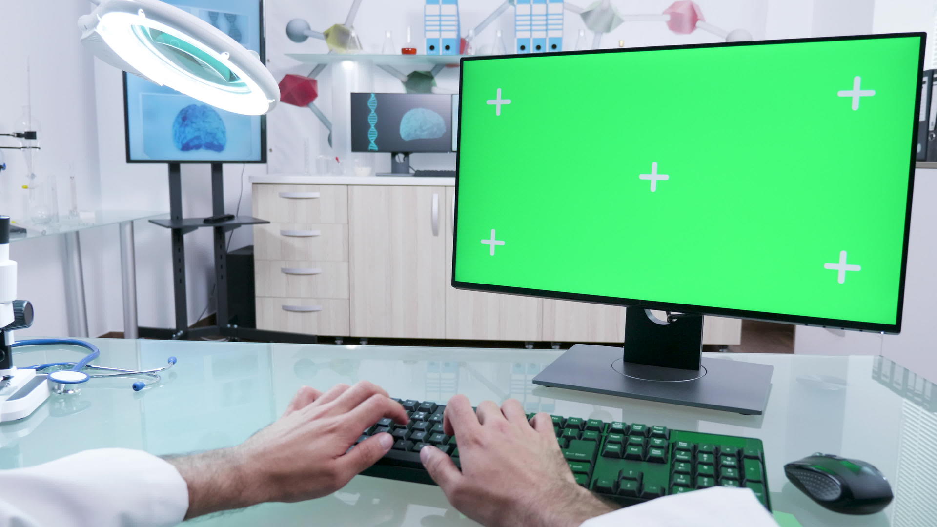 现代实验室从业人员类型使用绿色屏幕计算机视频的预览图