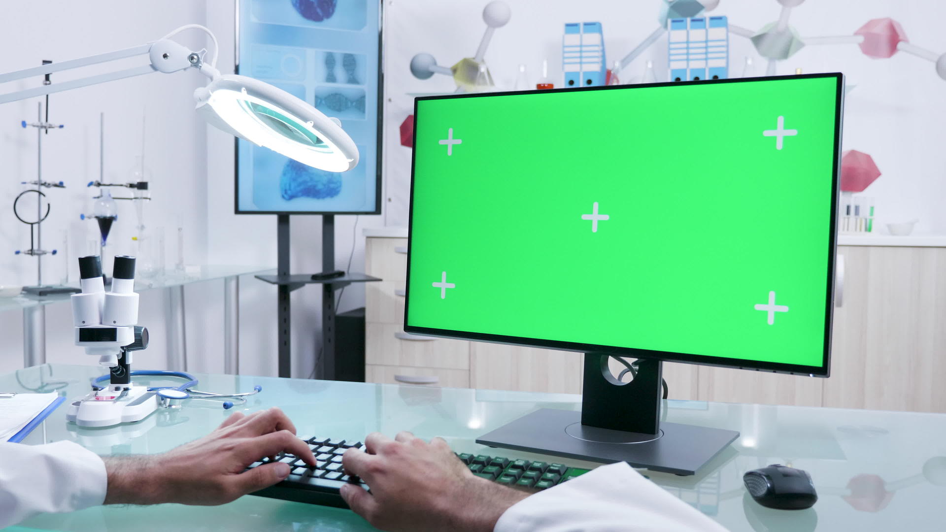 电脑上的医生打字模拟绿色屏幕视频的预览图