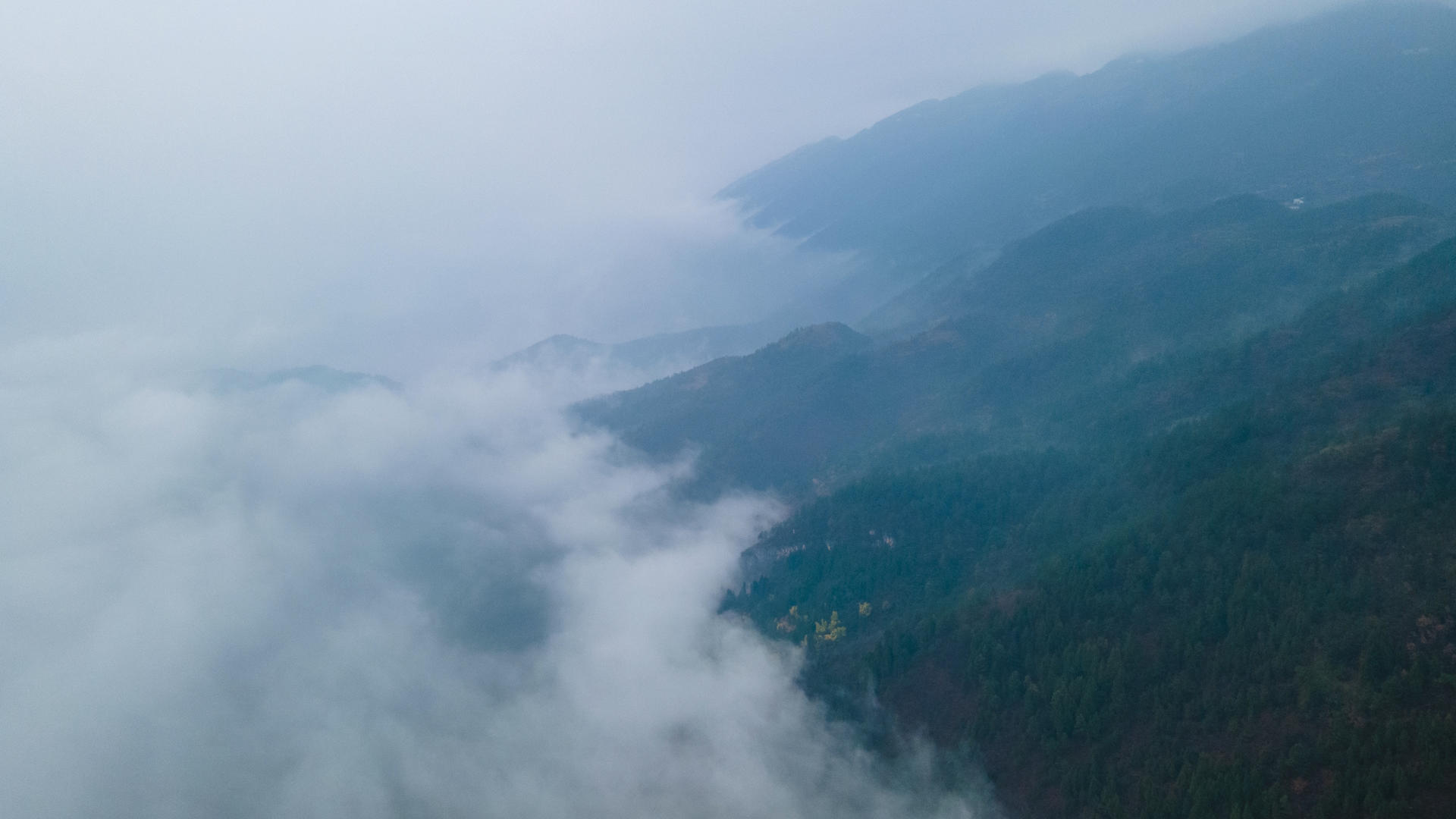 4K航拍延时春雨绵绵大山深处山间云雾缭绕视频的预览图