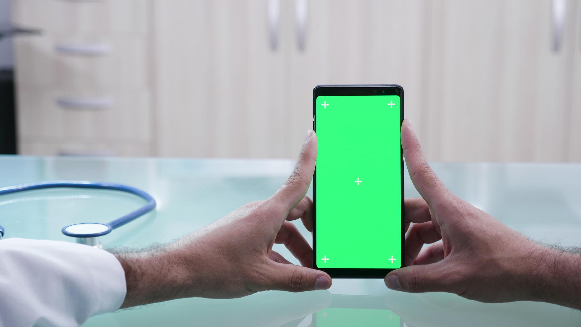 近距离拍摄男性手持绿色屏幕智能手机的近镜头视频的预览图