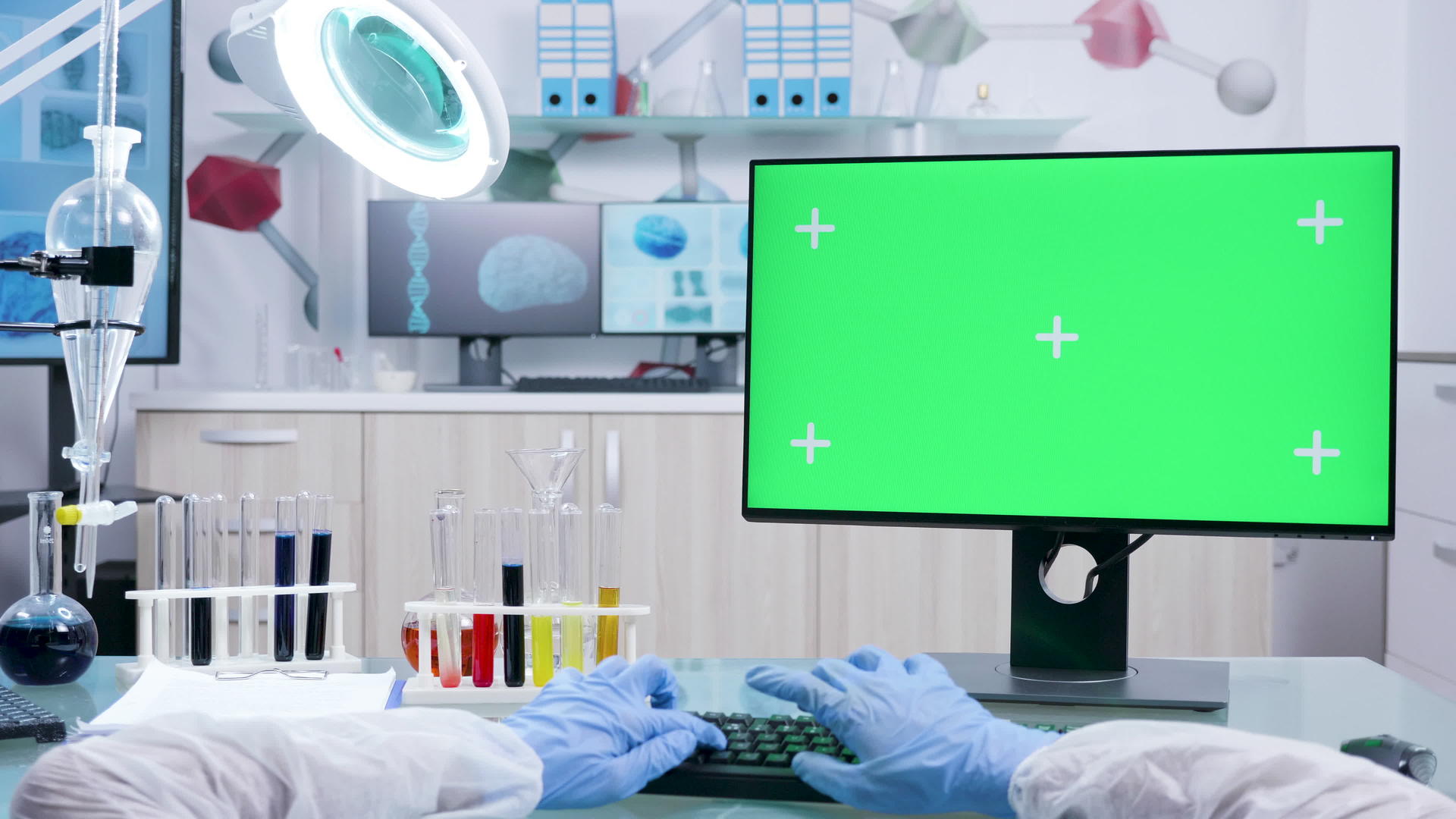 在电脑上用绿色屏幕打字的研究人员拍摄了第一个透视镜头视频的预览图