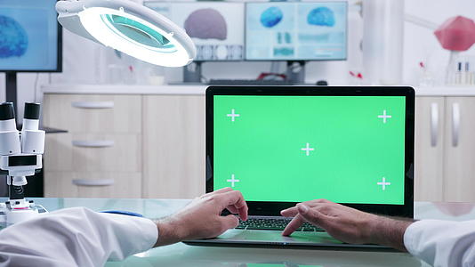 用绿屏笔记本电脑拍摄医生的第一个视角视频的预览图