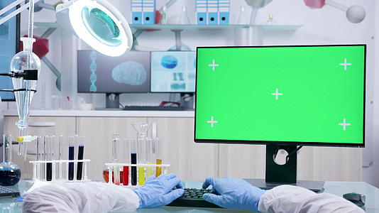 科学家用绿色屏幕手工拍摄电脑上打字的第一个视角视频的预览图