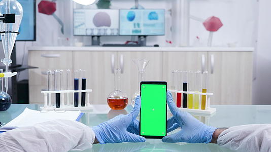 科学家使用绿色屏幕智能手机的第一个透视镜头视频的预览图