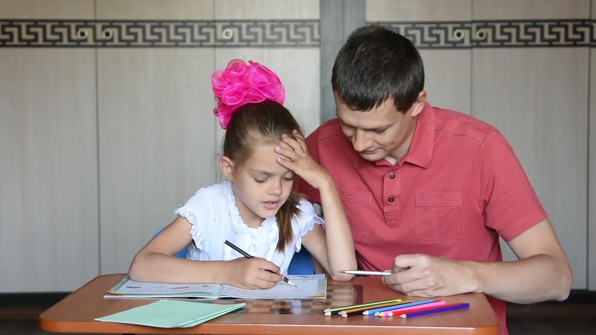 一年级的女生和选择合适的导师用铅笔完成上学的任务视频的预览图