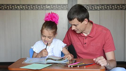 选择女儿和父亲的教科书来执行；和视频的预览图